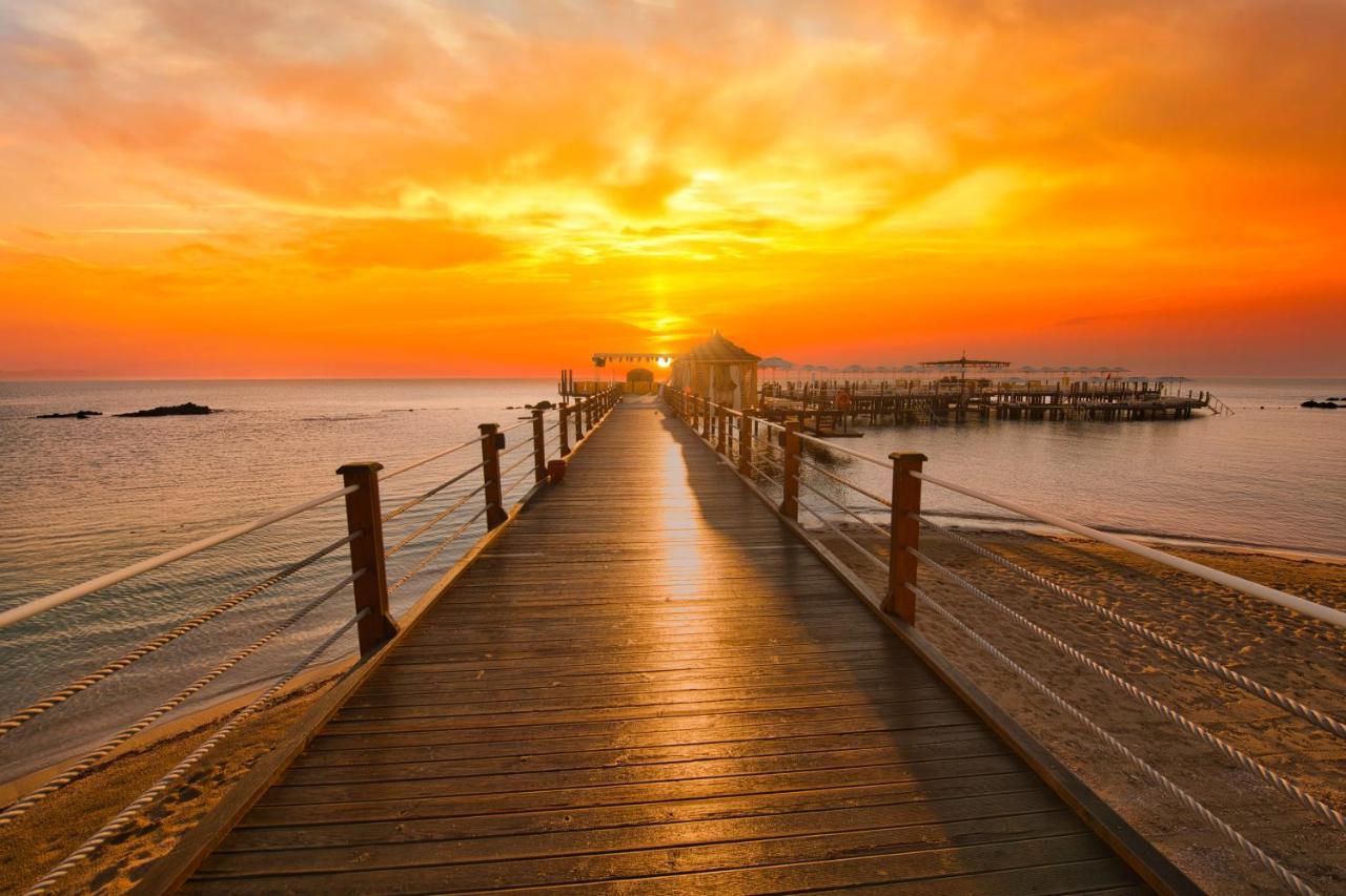 Salamis Bay Conti Resort Hotel & Casino Фамагуста Екстер'єр фото Sunset at the pier